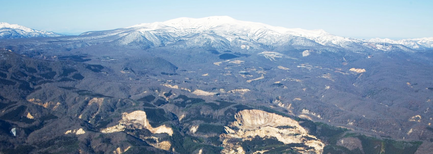 栗駒山と荒砥沢地すべりの画像