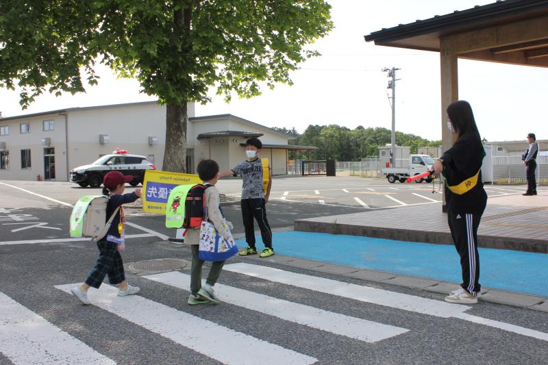 学校玄関前でも交通少年団による街頭指導を行いました