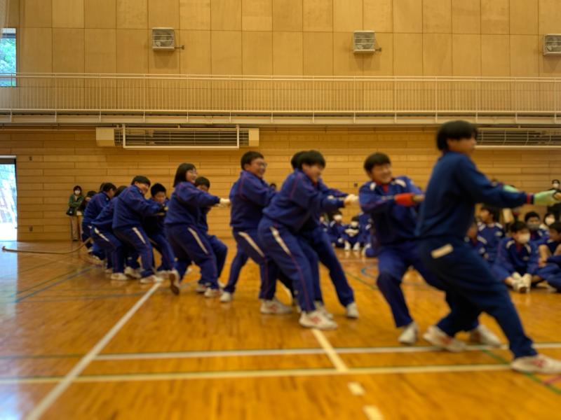 後期課程綱引きの様子