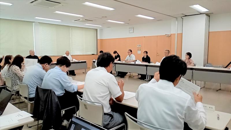 審議会委員が資料を確認している様子を移した写真