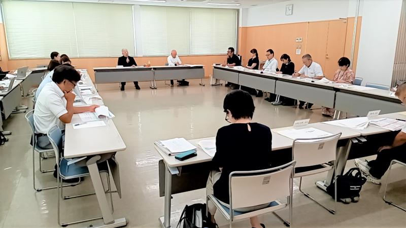 審議会の様子を移した写真