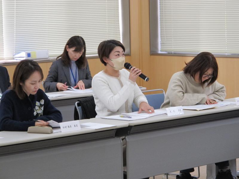 審議会が発言している画像