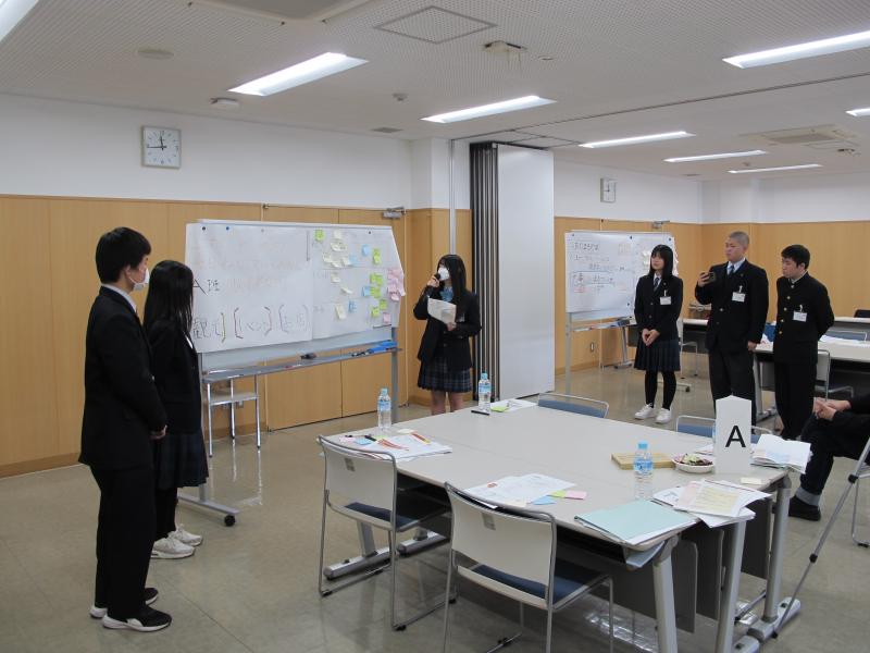 Aグループが成果発表している様子