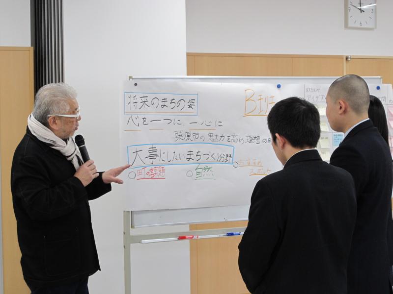 Bグループに対し中田教授が講評している様子