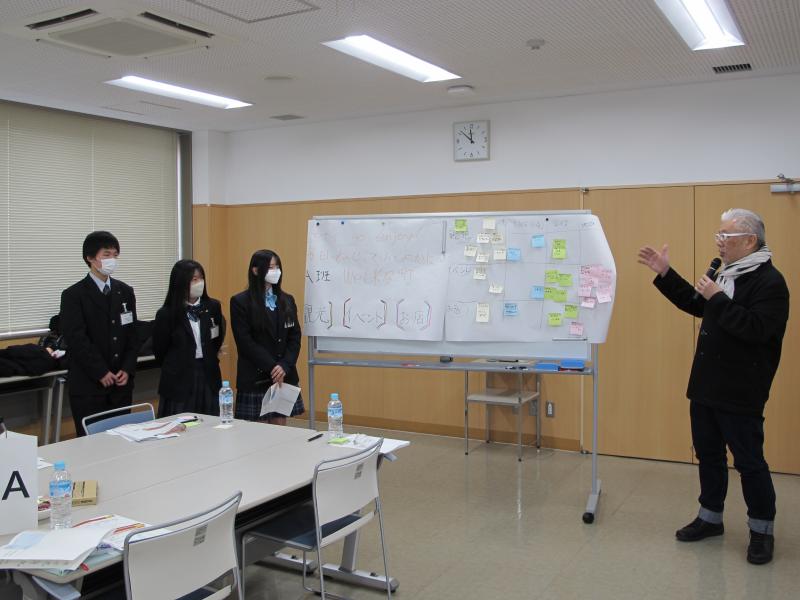 Aグループに対し中田教授が講評している様子