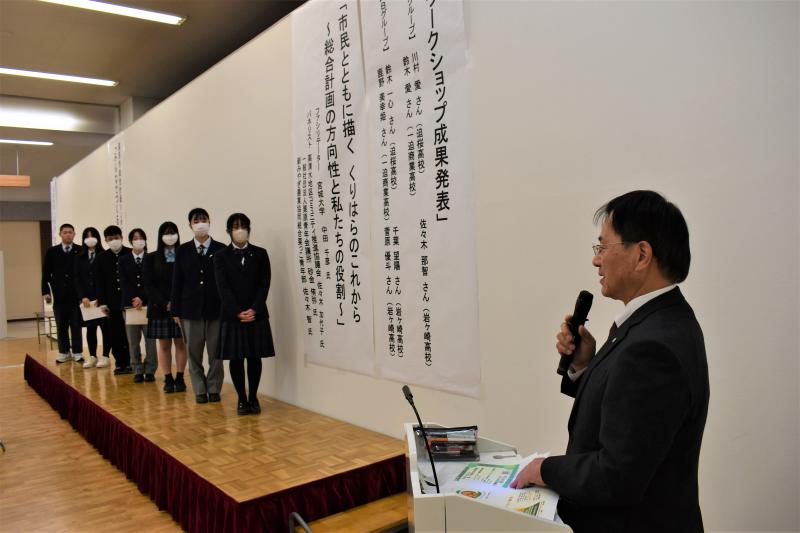 市長が第1部の講評を行っている様子の写真