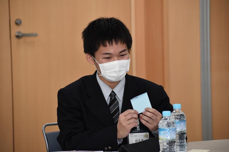 付箋に意見を書き出している様子