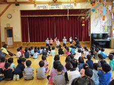 園集合みんなの前で発表の写真