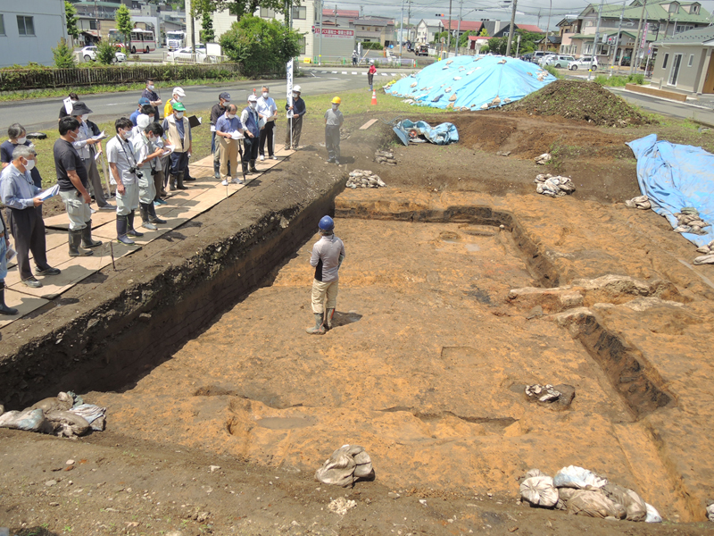 現地説明会の様子（竪穴建物跡）