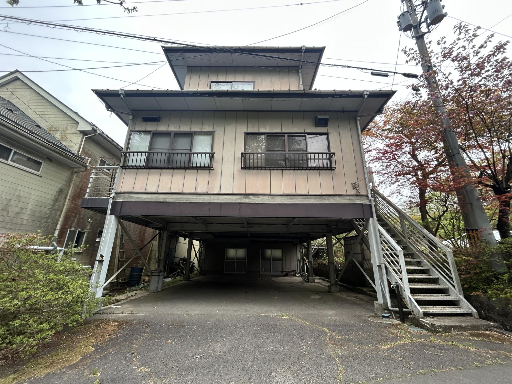 物件登録番号0230「1階が物置とガレージ!3階建て賃貸可能物件◎」の画像